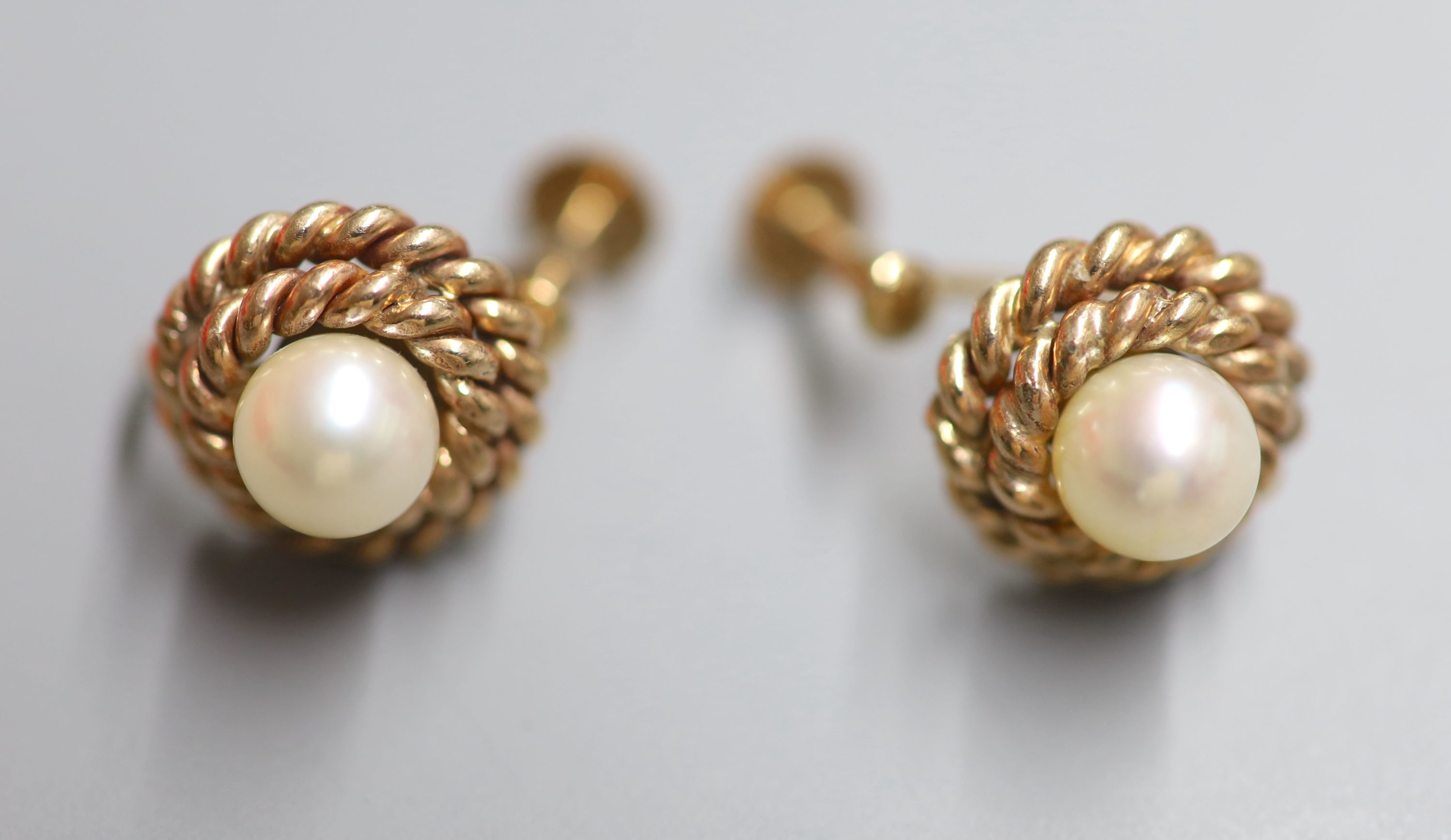 A pair of 9ct and cultured pearl set circular ear clips, diameter 12mm, gross 6.1 grams.